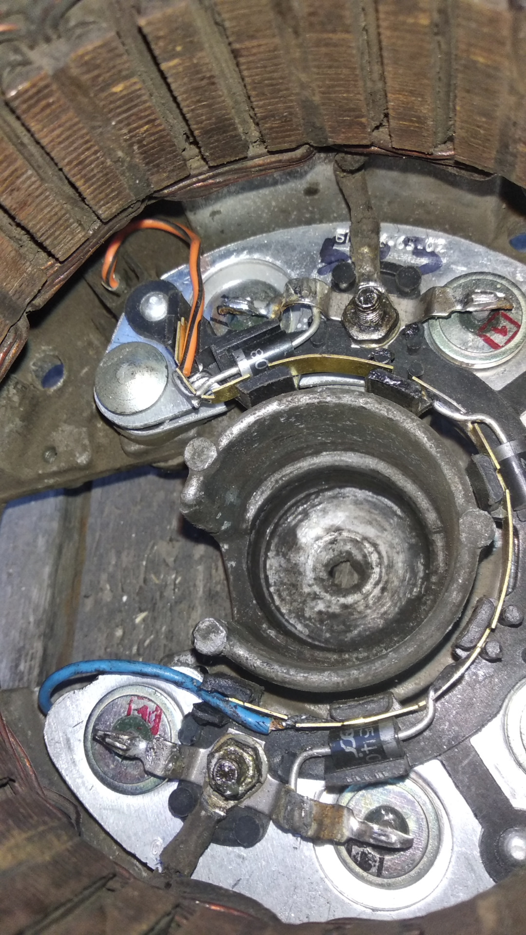 При включении поворотников мигает лампа зарядки аккумулятора ВАЗ 2107 ...