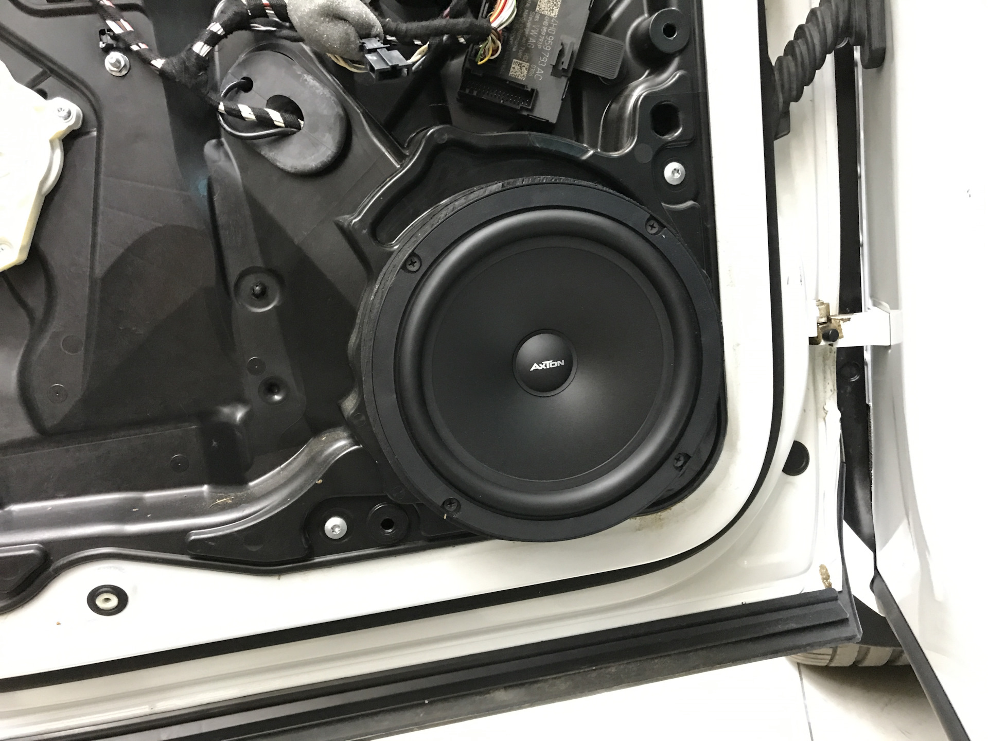 Качественный звук в немецкий кроссовер VW Touareg II NF — AutoHiFi ...