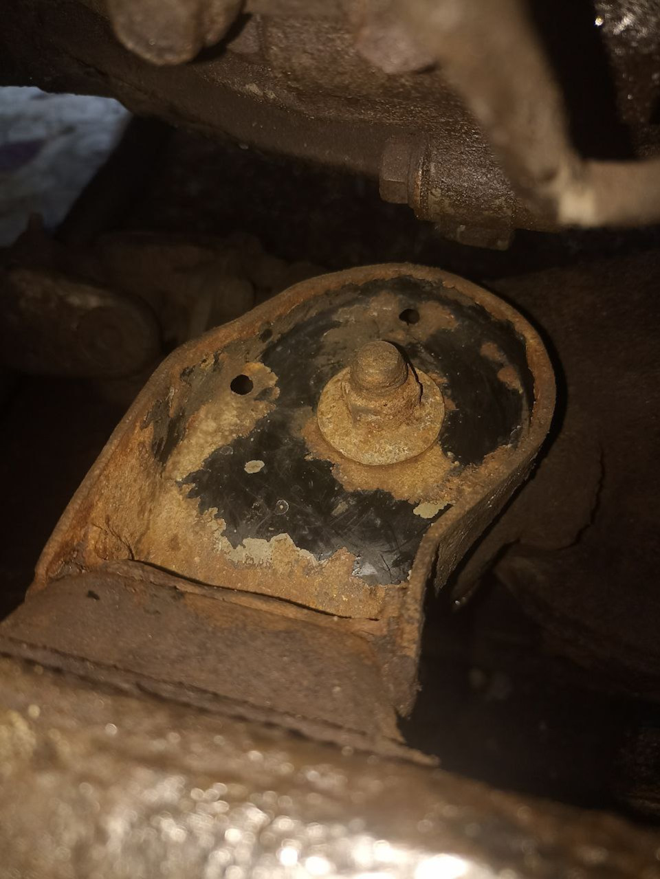 А, нет, это просто кронштейн редуктора. Надо ж было такой грязесборник придумать… — Toyota 4Runner (2G)