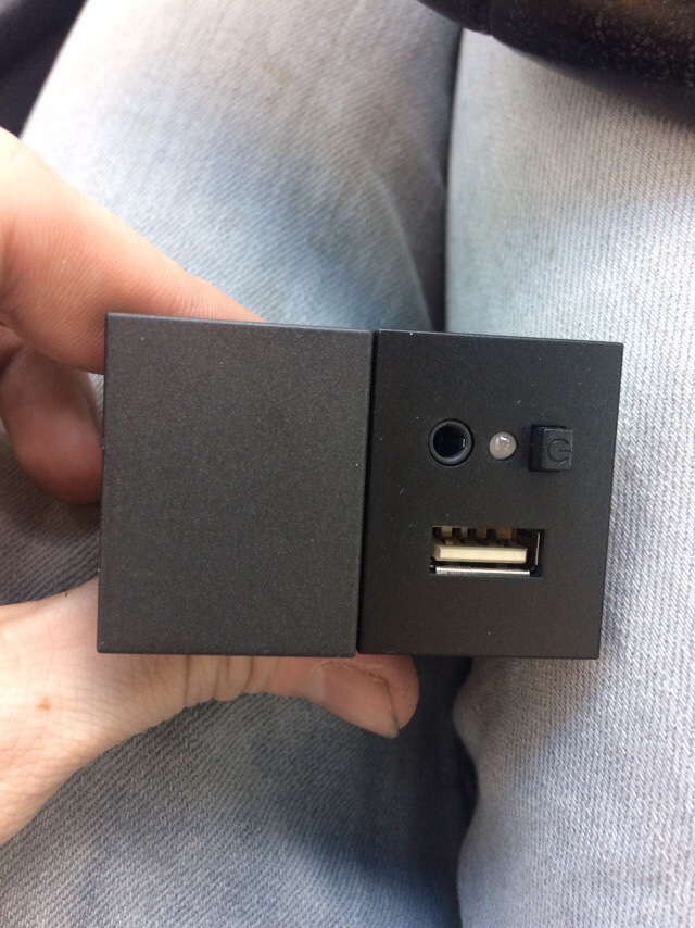 Кнопка аукс. Слот подключения aux in USB В Mini Cooper. Toslink не вставляется. Провод HDMI не до конца вставляется в Xbox Series x. Как снять провод питания с минидиска сони.