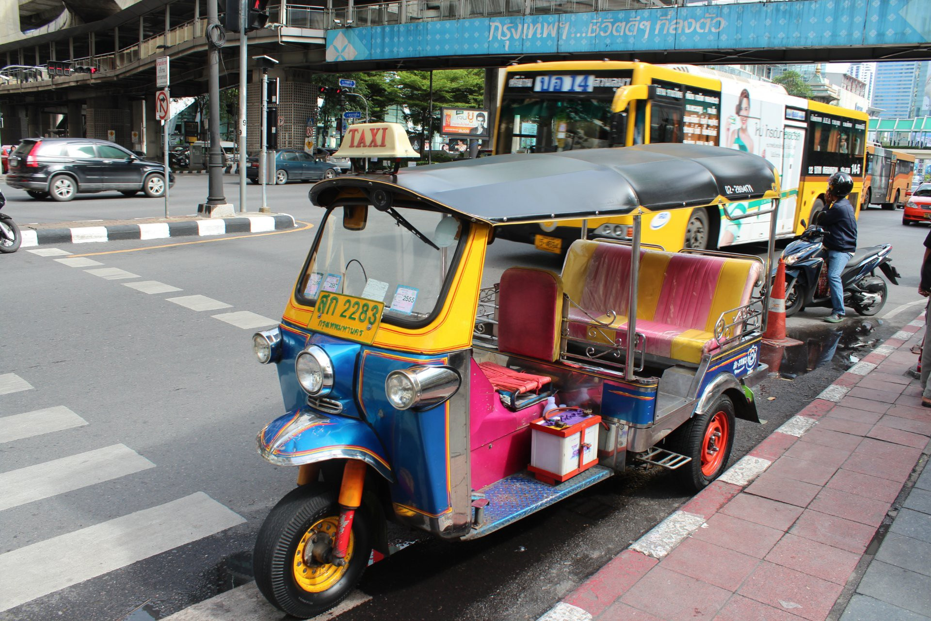 Тук тук фото. Тук тук Тайланд. Рикша тук тук. Tuc tuc машина. Моторикша в Тайланде.