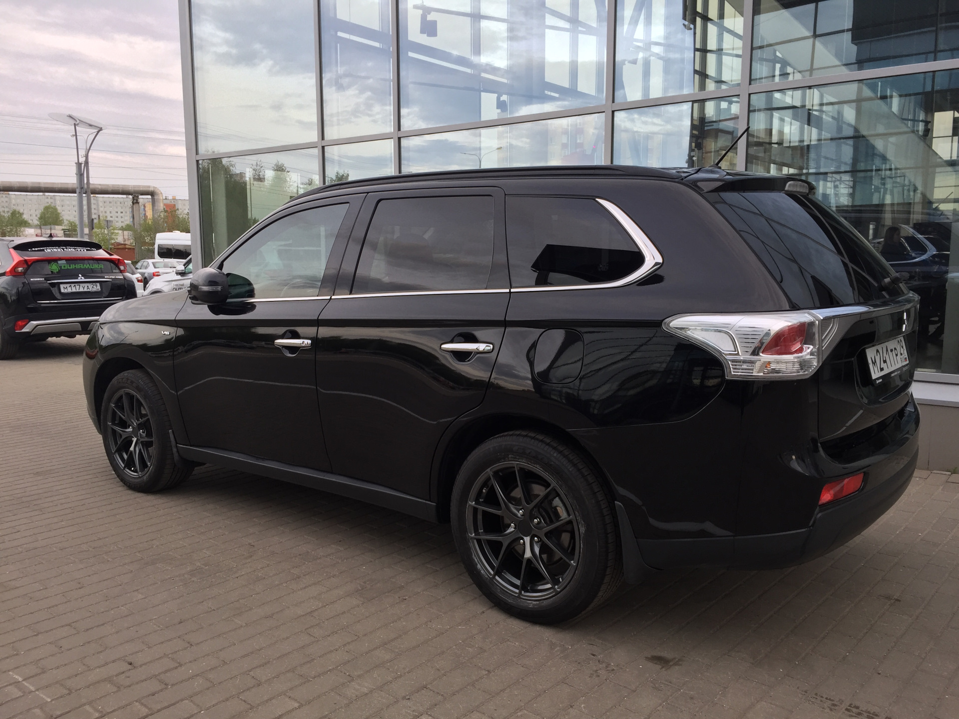 Колеса outlander 3. Диски на Mitsubishi Outlander 3. Аутлендер 3. Mitsubishi Outlander 3 антихром. Митсубиси Аутлендер 3 черный.