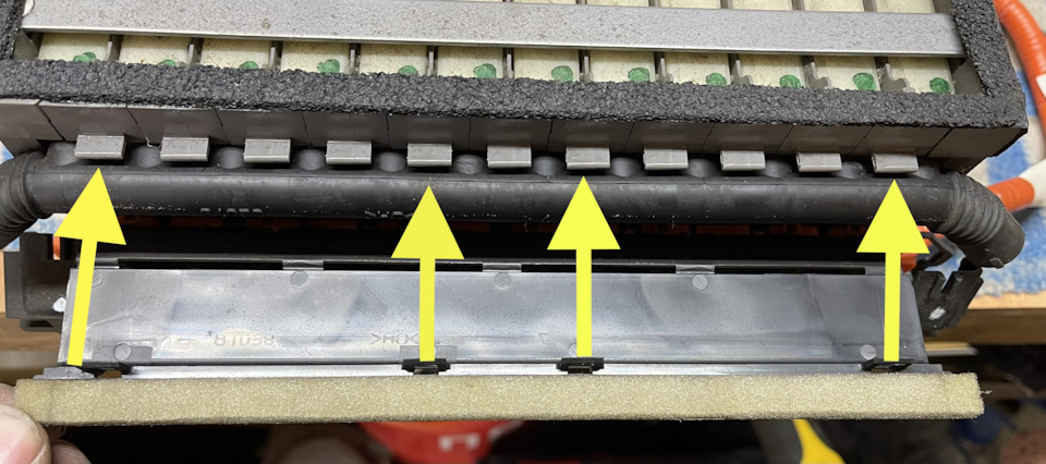 отщелкнуть изолирующие накладки (задняя сторона) — Lexus RX 400h (2G)