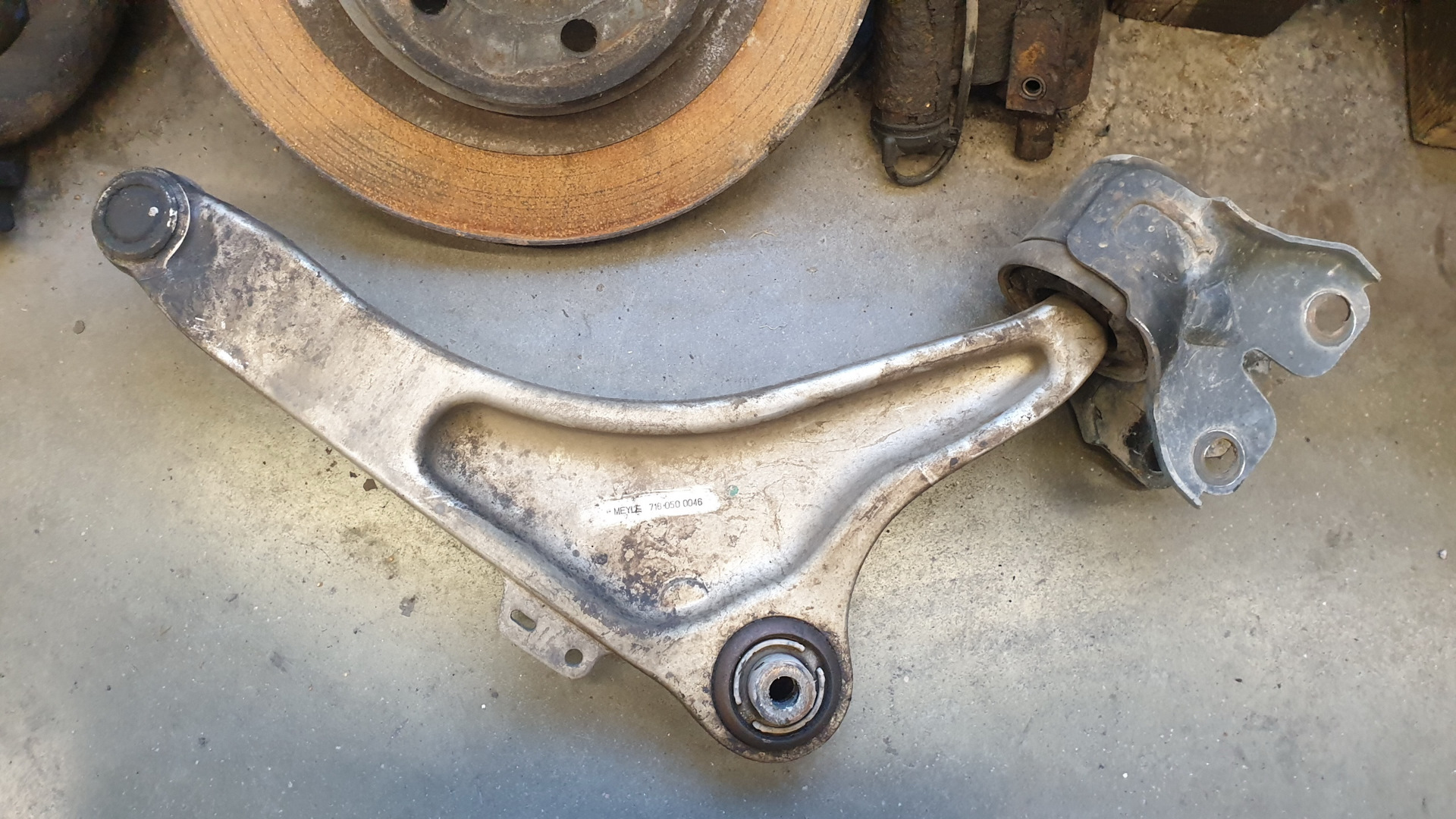 рычаг амортизатора. рычаг амортизатора. задний рычаг ц 203. Mercedes 2213307807. 71 рычаг.