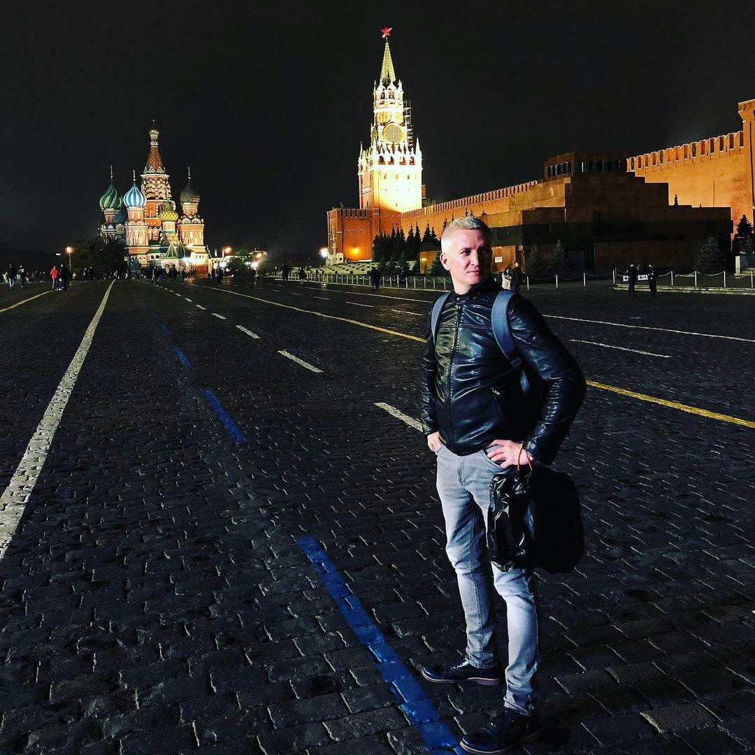 Парень приехал. Александр Иванов Московская осень. Фото возле Москва вечером мужчины. Drive of Moscow. Вечерняя Москва фото 2021 сентябрь.