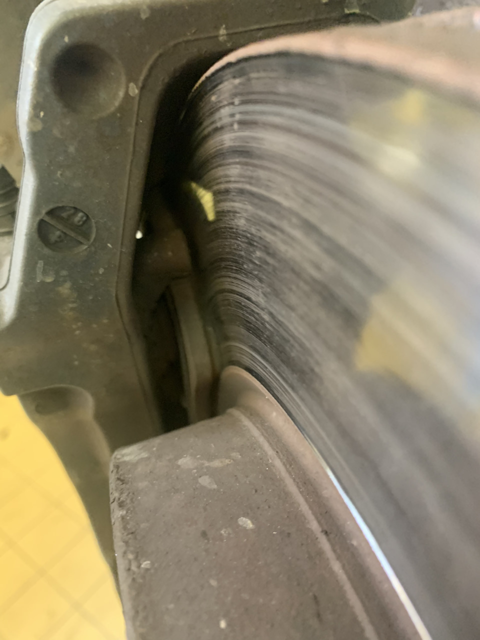 Передние тормозные колодки, датчики тормозных колодок — Volkswagen ...