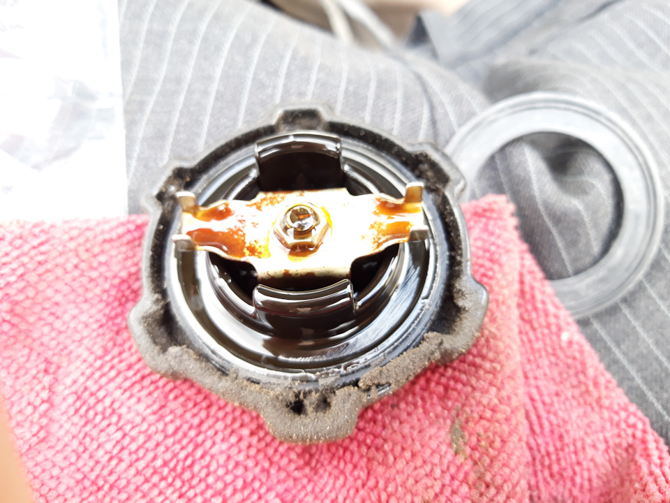 Сопливит (потеет) крышка заливной горловины клапанной крышки или как ...