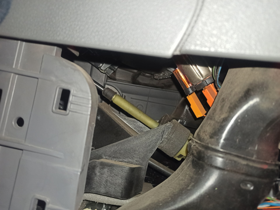 большие обороты форд фокус 2. 6 расход топлива. форд фокус 2 рабочие обороты двигателя. тахометр форд фокус 2. обороты форд фокус 2 машина прогрета.