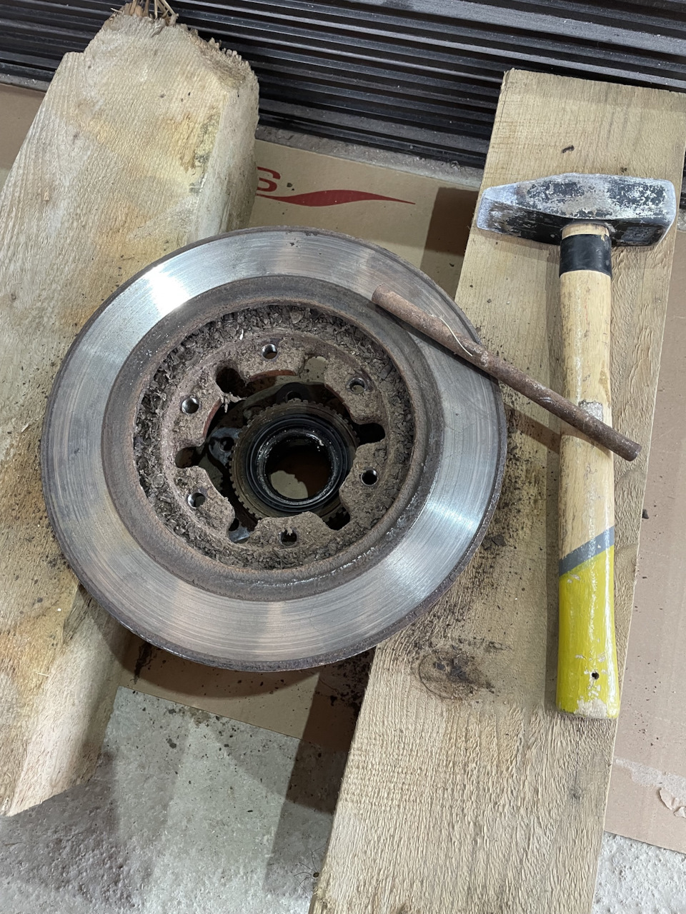 у меня обе отошли через 4-6 ударов по кругу, без проблем — Nissan Patrol GR II (Y61)