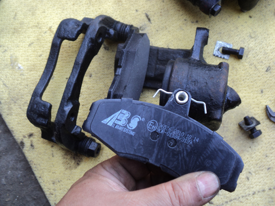 Первый опыт замены тормозных шлангов, суппортов, тормозных колодок и ...