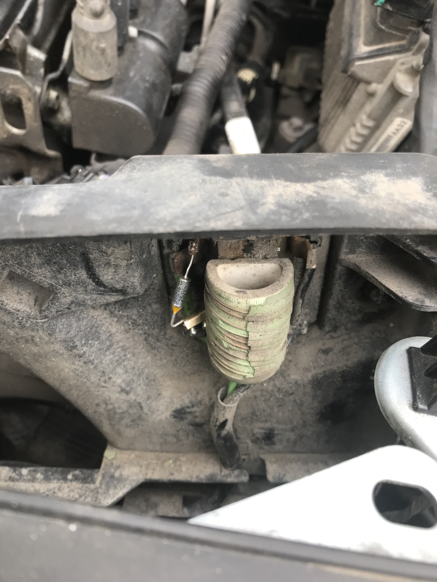 Тепловой предохранитель вентилятора охлаждения. — Chevrolet Cruze (1G ...