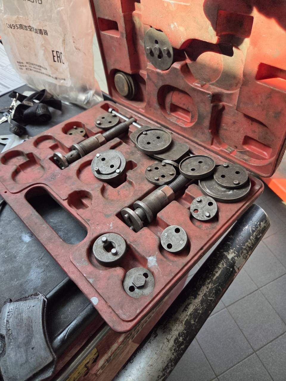 Инструмент для вдавливания поршней тормозного суппорта — Skoda Octavia A7 Mk3