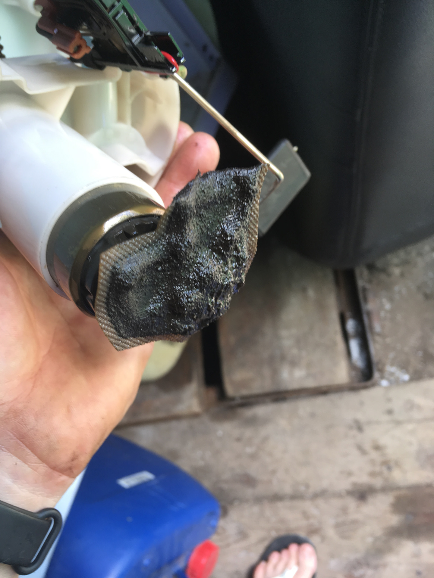 Как почистить топливную сетку. Как почистить топливную сетку. Чистка сетки бензонасоса. Сеточка в бак форд фьюжн. Фильтр топливного насоса сеточка патрол.