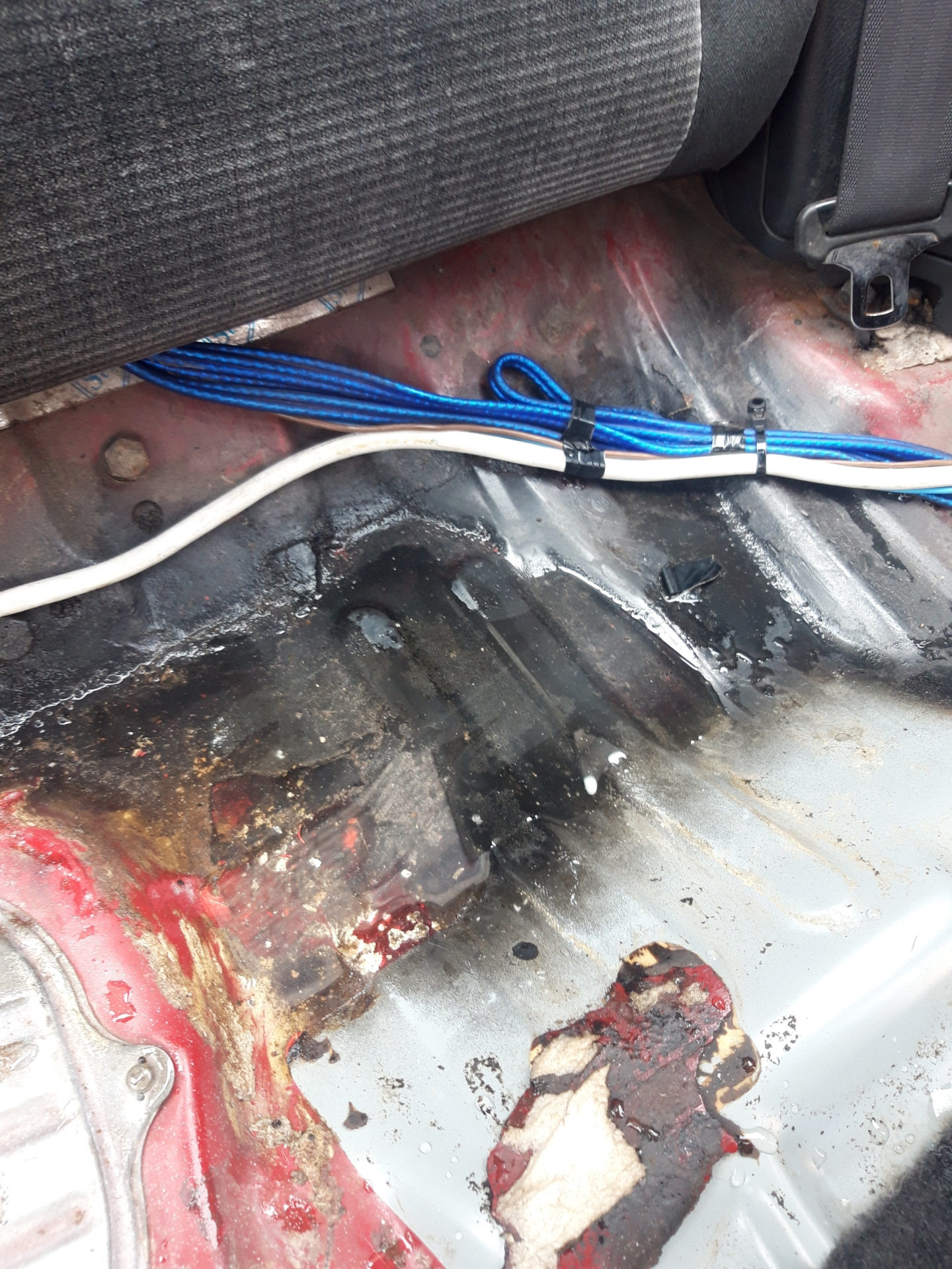 Приора 2 вода в салоне пассажирская. Пенопласт под пассажирским сидением фольксваген поло. Вода в салоне приора. Под пассажирским. Провода под водительским сиденьем тойота 150.