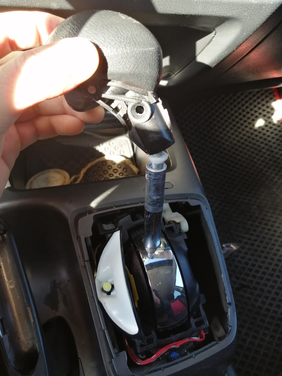 Замена лампочки в прикуривателе и акпп — Honda Civic 4D (8G), 1,8 л ...