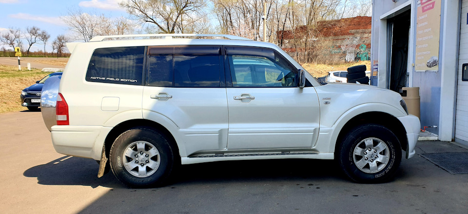 До установки задних пружин. Передние уже Battlez задние еще OBK. — Mitsubishi Pajero (3G)