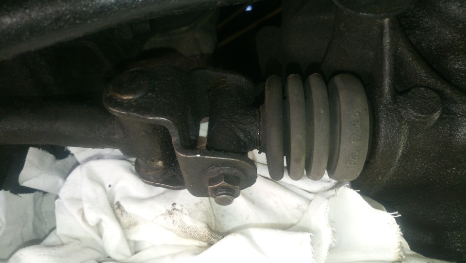 Крестовина кулисы со стороны КПП — KIA Sephia (1G)