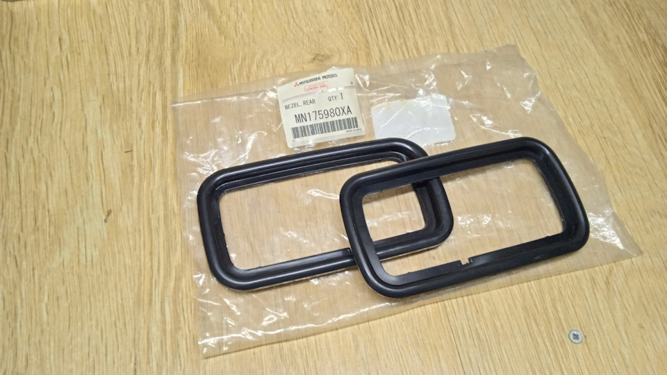 MN175980XA РАМКА ЗАДНЕЙ ПРОТИВОТУМАНКИ ПРАВАЯ CS3A Mitsubishi ...