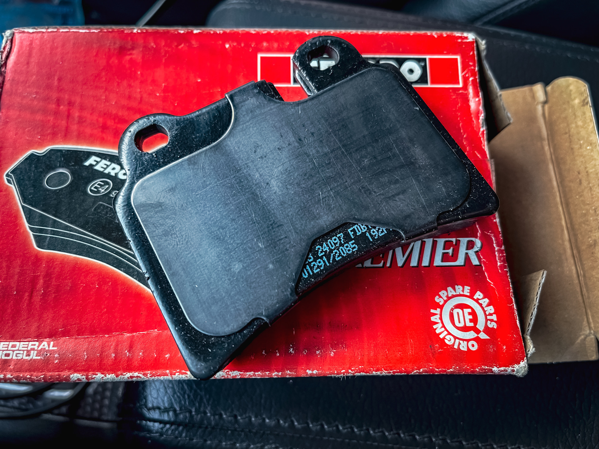 Замена задних тормозных колодок — Volkswagen Touareg (1G), 3 л, 2007 ...