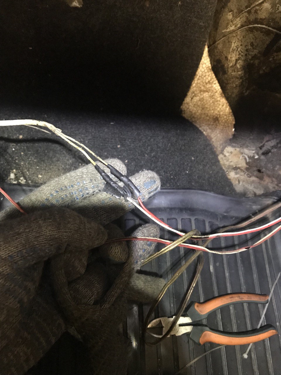 Переподключение музыки + блок предохранителей под флажки — Lada 2131, 1 ...