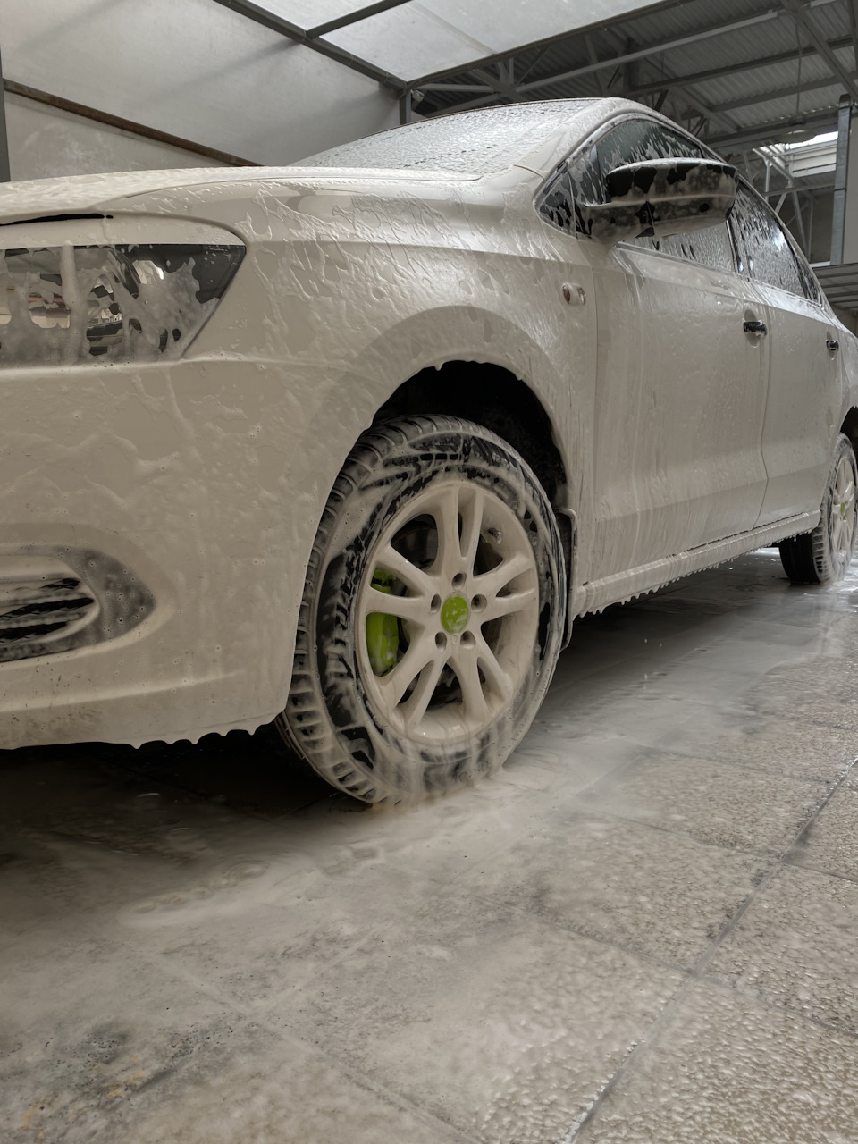 Масло МКПП, сальник привода. — Volkswagen Polo Sedan, 1,6 л, 2011 года ...