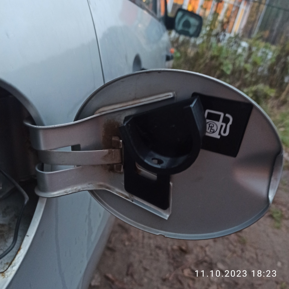 Держатель крышки бензобака — Lada Калина 2 универсал, 1,6 л, 2013 года ...