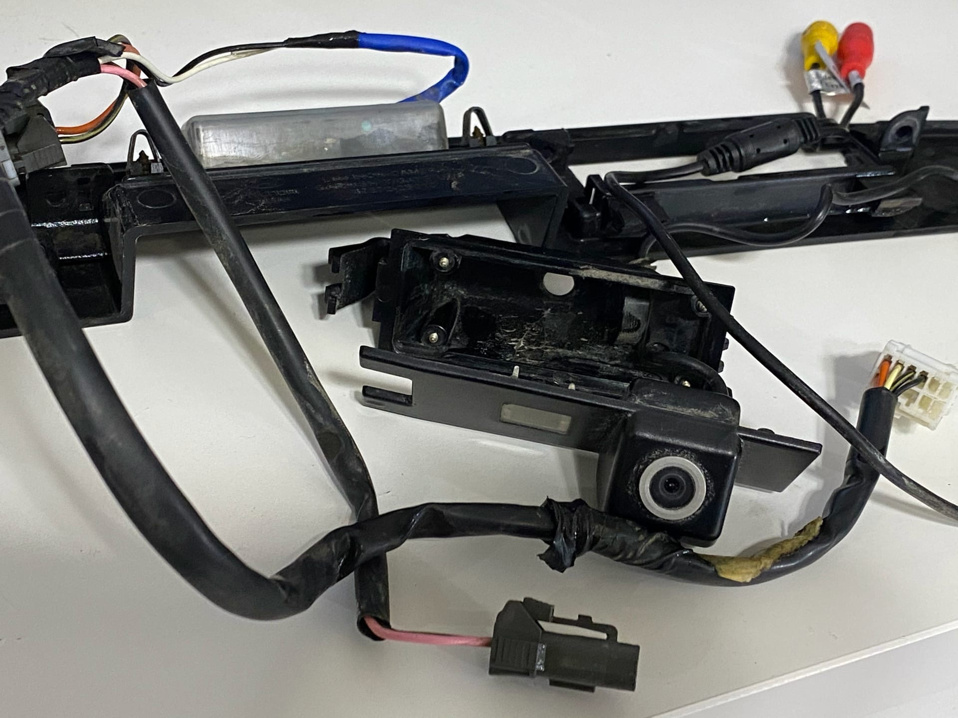 Замена камеры заднего вида — Hyundai ix35, 2 л, 2012 года | электроника ...