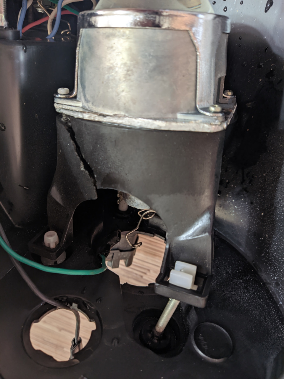 Треснутый корпус — Geely MK