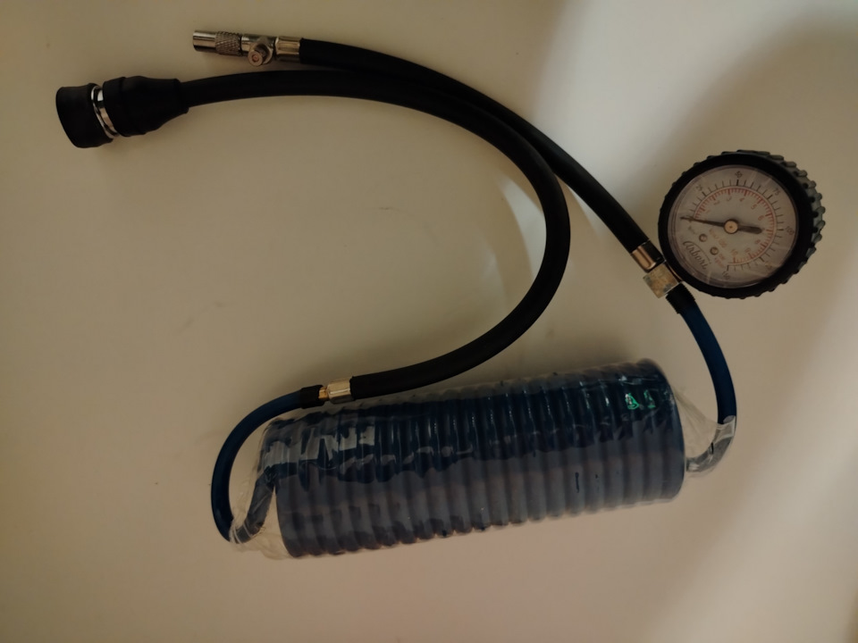 Шланг с манометром 4 метра, так же кабель от компрессора имеет длину 3 метра, с лёгкостью достанет до любого колеса — Lada Granta