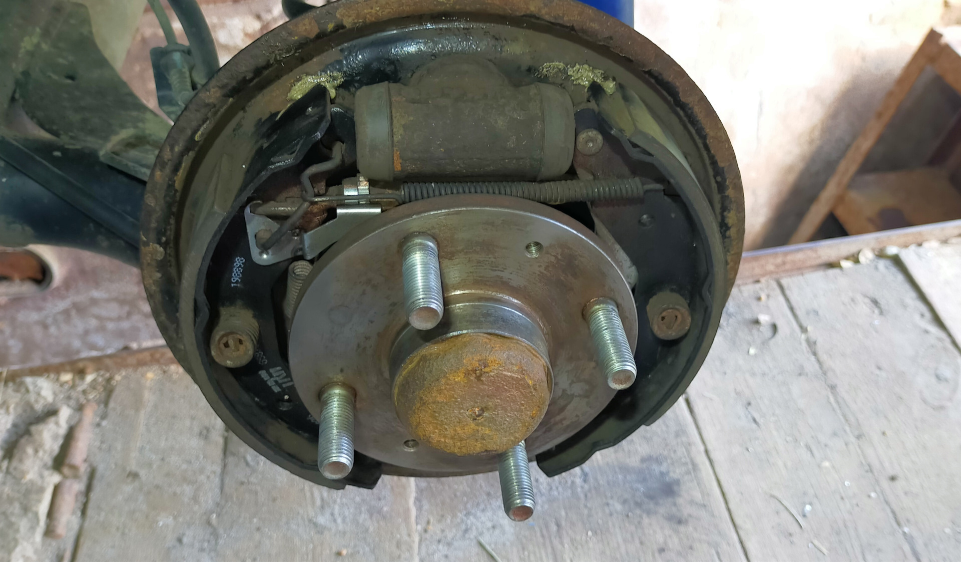 Заменил пружины передних колодок. — Ravon Nexia R3, 1,5 л, 2017 года ...