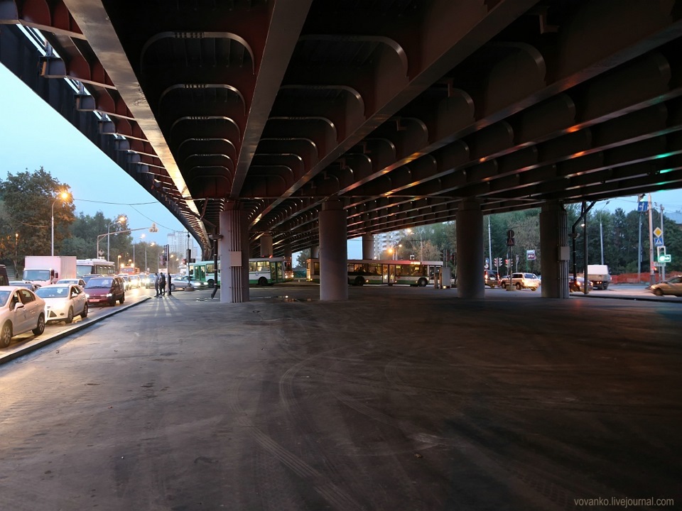 Мост америка техас. Северный дублёр кутузовского проспекта. Под шосе. Разделительная полоса на дороге. Под шосе.