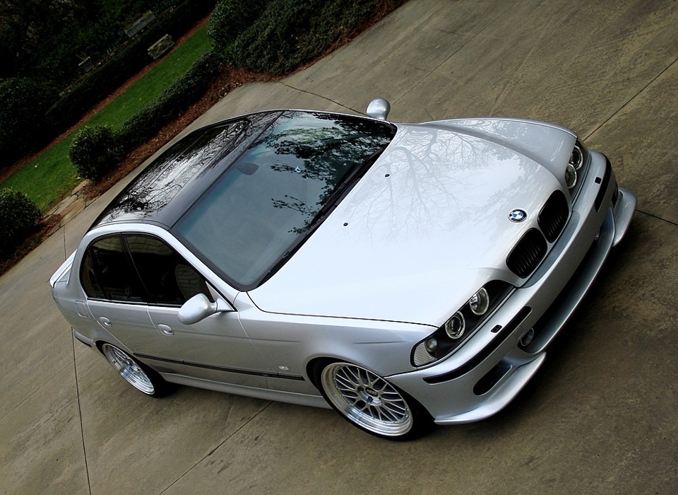 Крыша е39. BMW e39 серебристая. BMW e39 серая. BMW e39 на крыше. БМВ е39 серебристая.