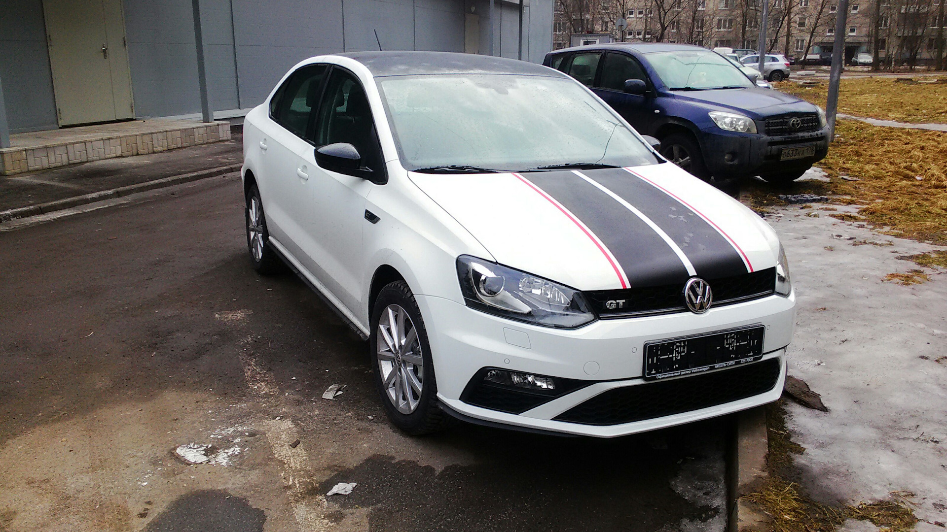 Р‘РµР»С‹Р№ VW Polo sedan gt