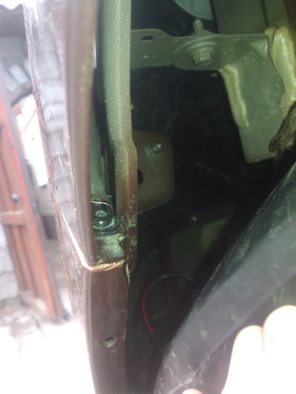 Саморез, который необходимо открутить, прежде чем снимать бампер с защелок. — Lada XRAY