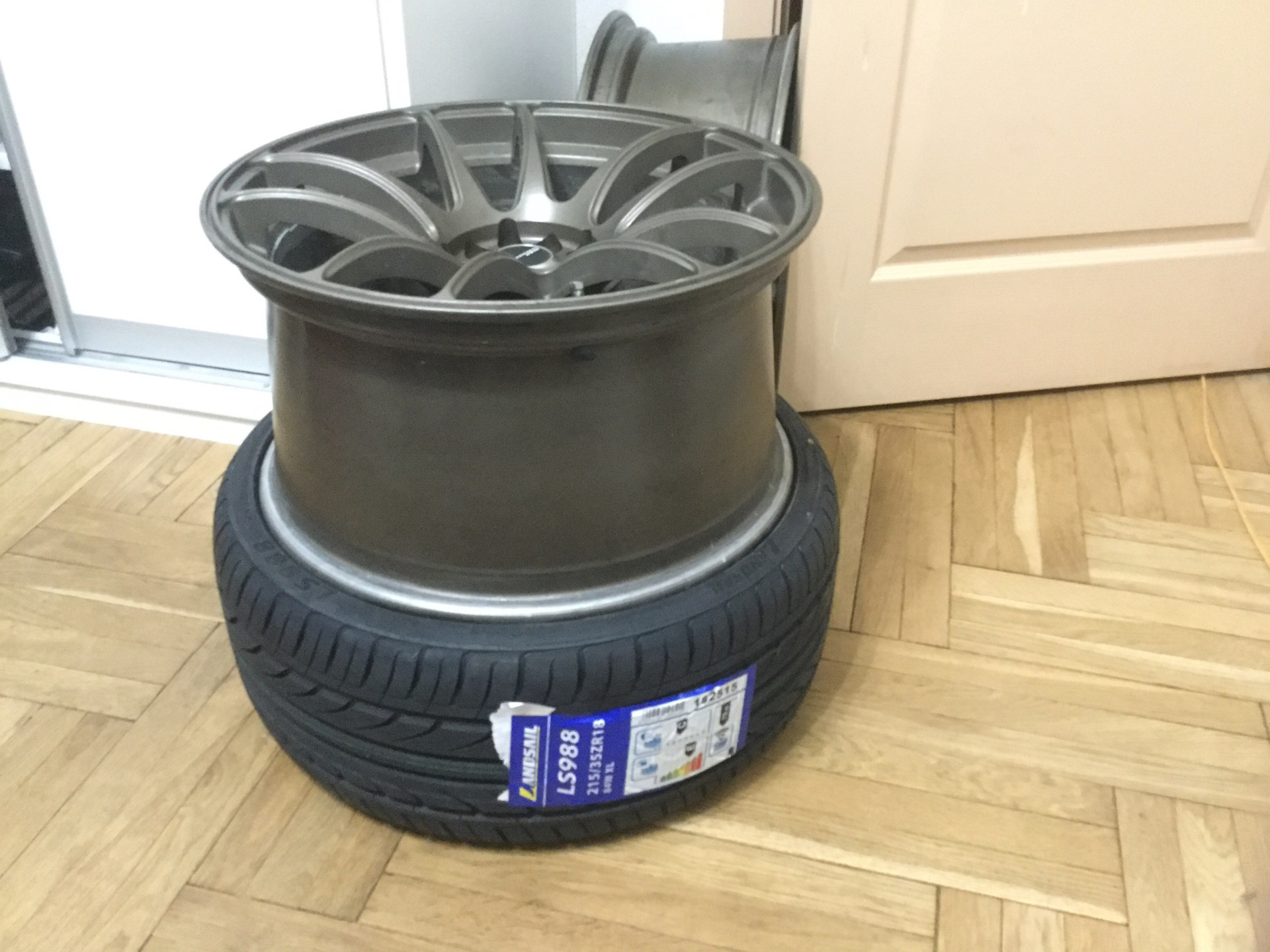 Шины landsail r18. 215/35 R18. Резина 215 35 18. Стоят шины 215 35 18. Wamg18-215 Split.