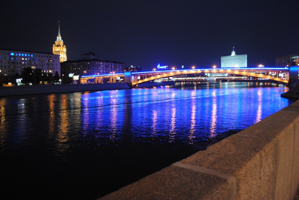 Сделать ночной. Набережная Москвы ночью. Ночная Москва синий. Москва ночью с моста летом. Озеро в Москве ночью.