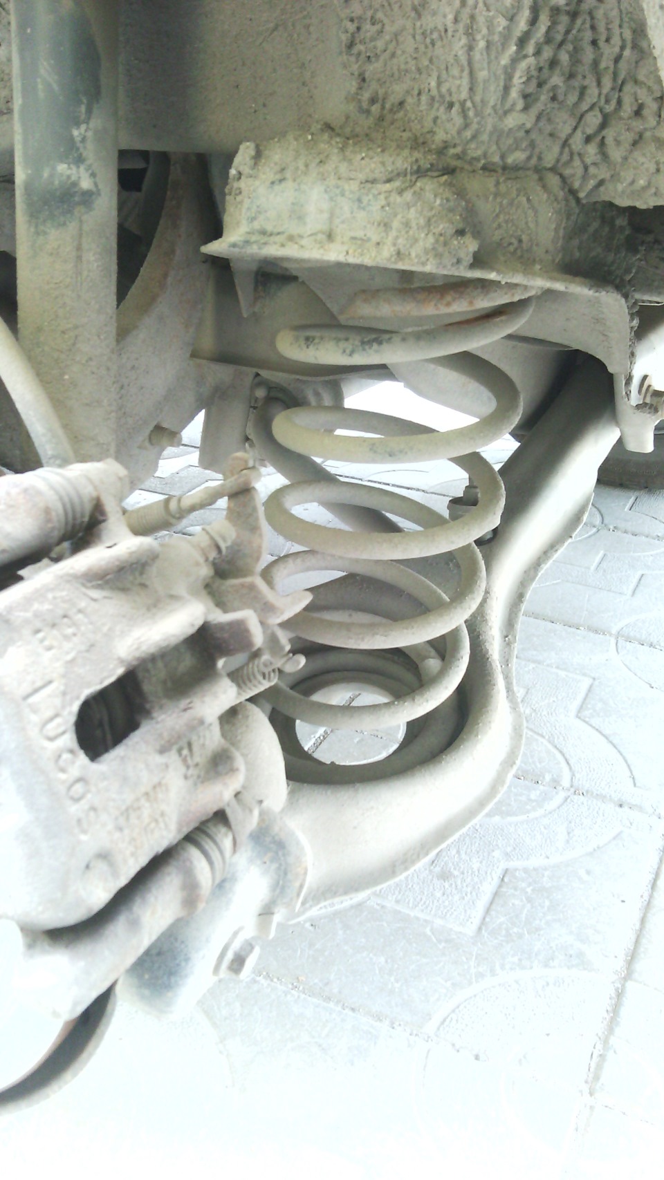 Пружина задней подвески — Ford Focus Hatchback I, 2 л, 2004 года ...
