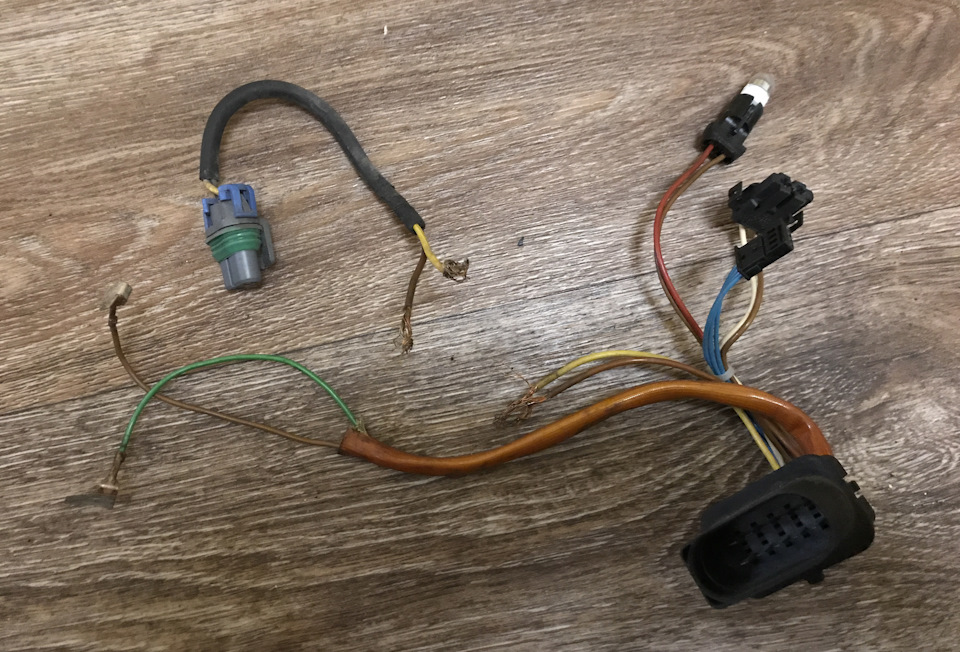 Сделано умышлено 🤦🏼‍♂️Так как у этих негодяев оказался не совсем подходящий корпус фары — галоген. Поэтому им пришлось резать штатнуюпроводку ксеноновой фары и заводить через вент.отверстие. Снова на помощь приходит бро — Яша 🤝 — Audi Allroad (C5)