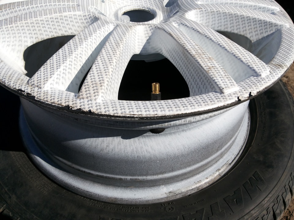 Поздравили с праздником на шиномонтаже ...