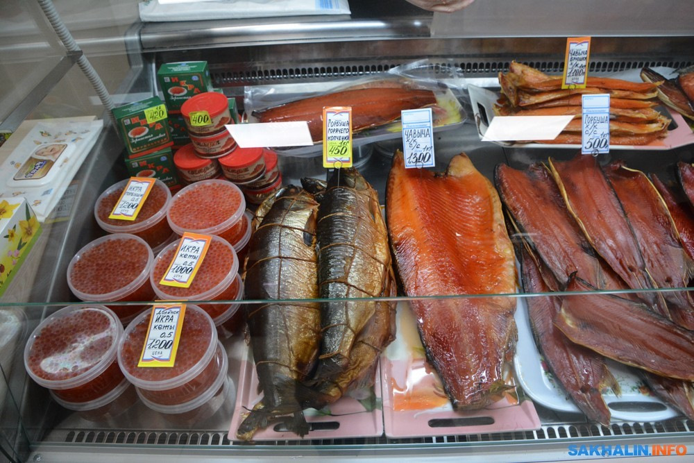 Где в спб выгоднее продать. Рыба на прилавке. Рынок морепродуктов. Рыбный магазин. Красная рыба в магазине.