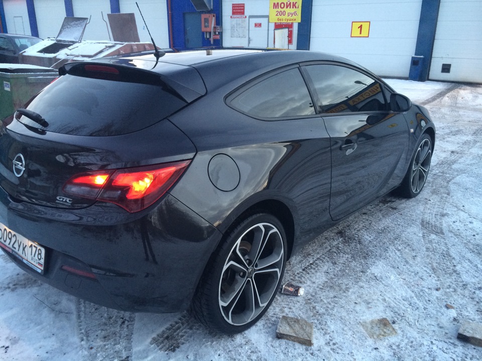 Opel Astra j GTC черный