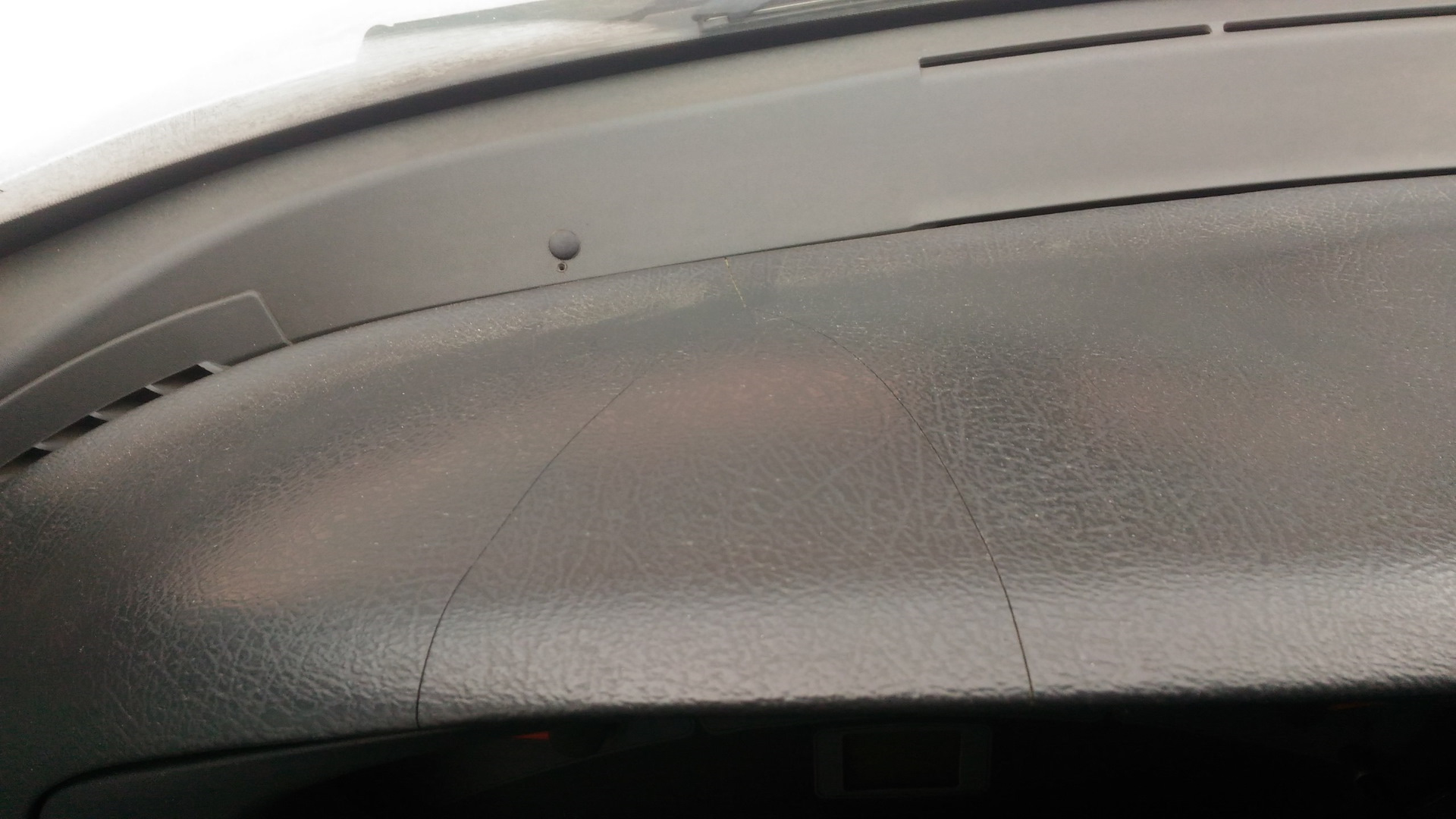 Как заделать трещину торпеду. Трещины на панели авто. Заделать трещины на торпеде авто. Трещины на торпеде ваз 2110. Трещина на торпеде.