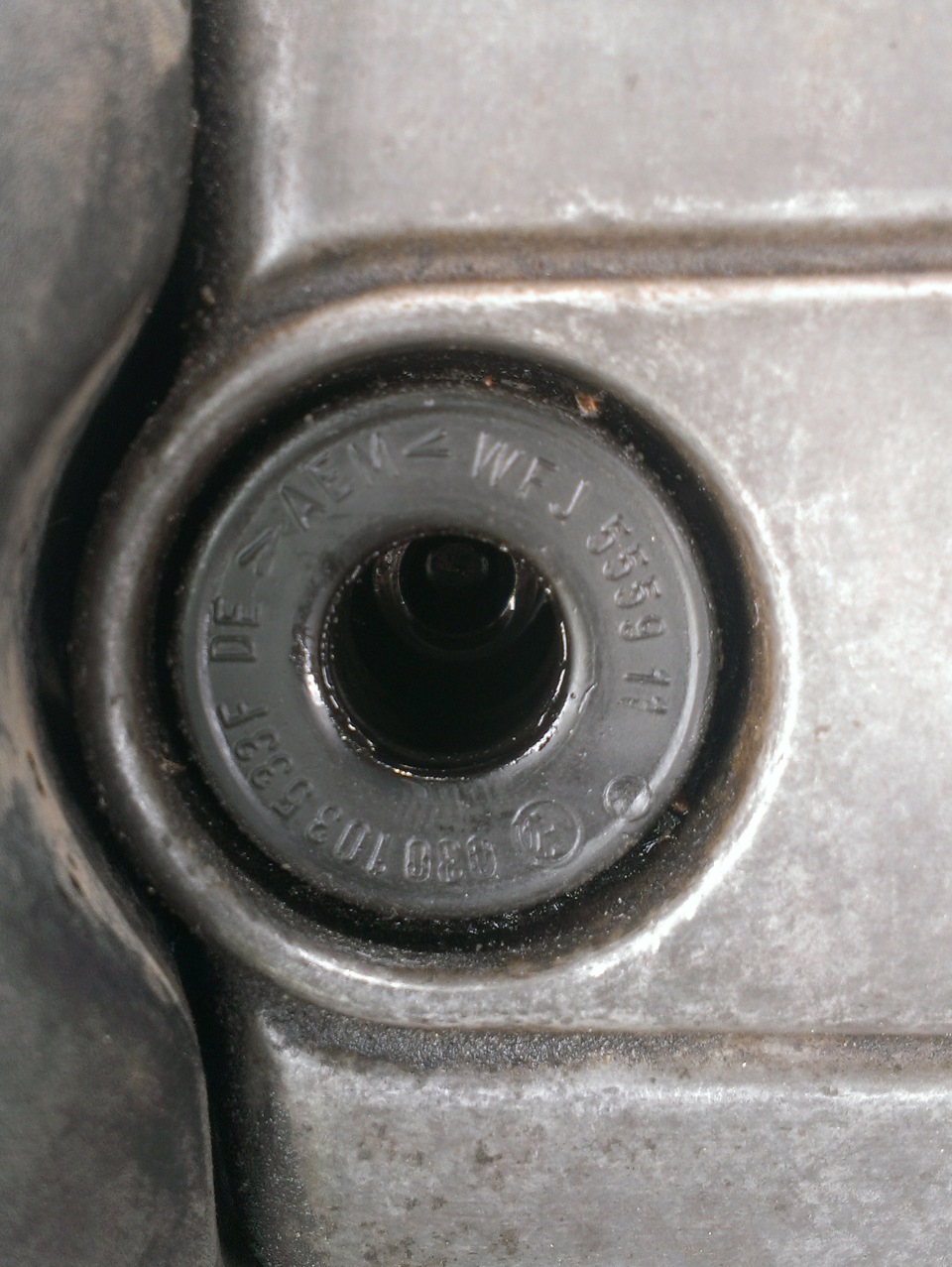 Обломался болт крепления клапанной крышки — Volkswagen Golf Mk3, 1,6 л ...