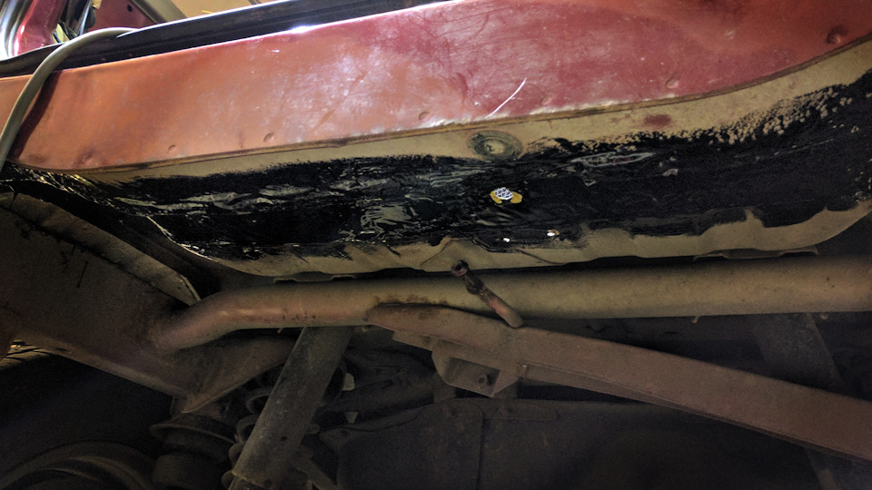 Снизу — Suzuki Jimny (1G)