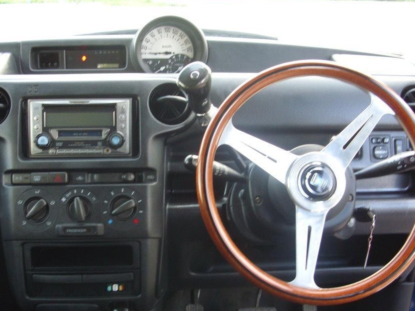 Computer in a car or a radio tape recorder   - Toyota bB 15 l 2001