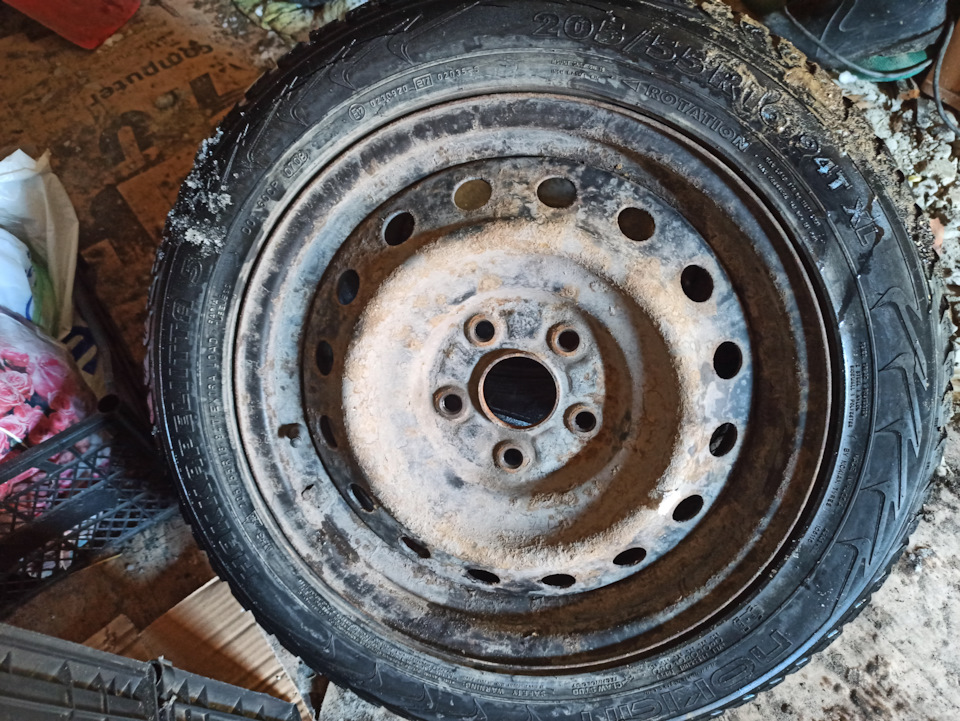 Шины зимние шипованные Nokian 205/55 R16, штампованные диски Toyota 6 ...