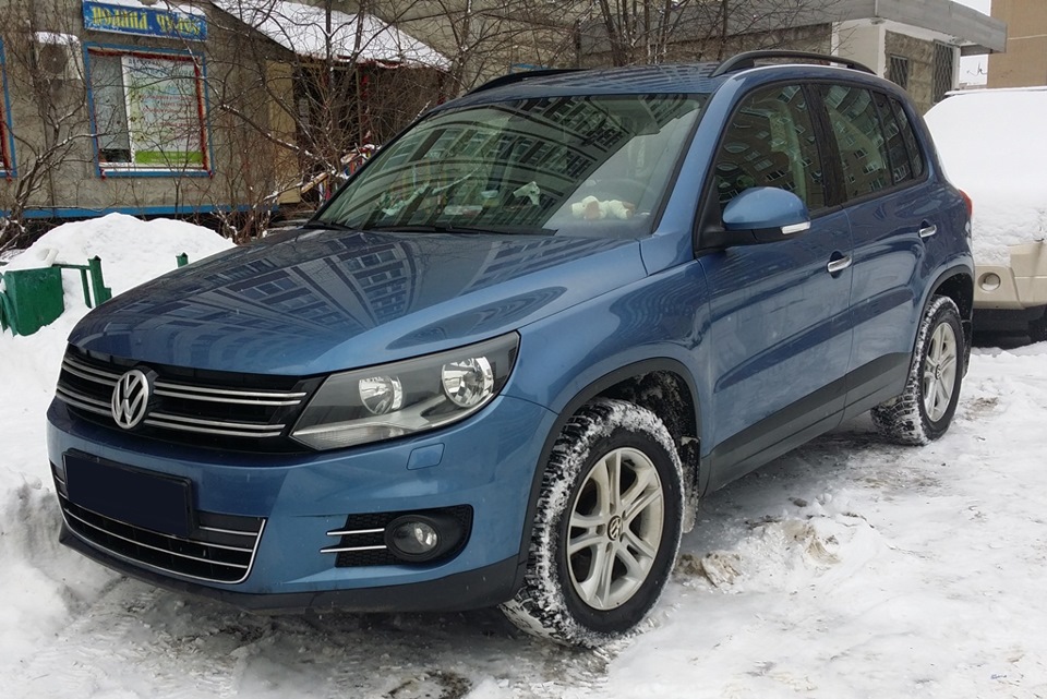 Продать тигуан. Volkswagen Tiguan голубой 2012. Volkswagen Tiguan 1.4 МТ, 2011. Тигуан о477хк178. Тигуан 1 синий матовый.