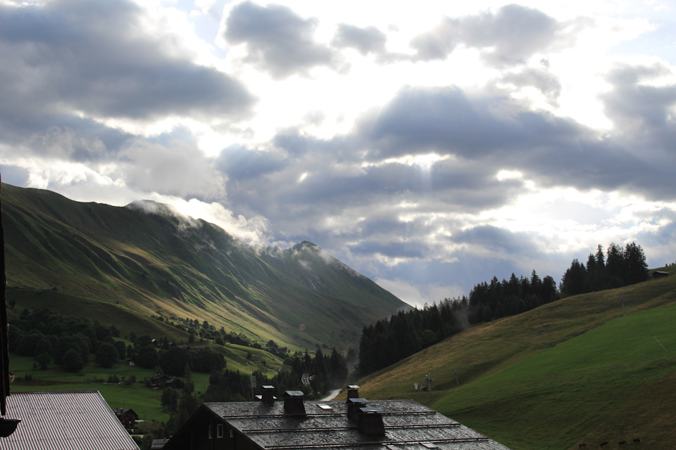 Утром еще были проблески солнца, но вот-вот зарядит дождь — Audi A4 (B9)