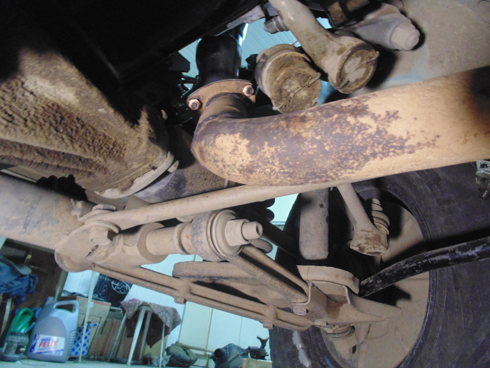 Вид снизу на двигатель. 214-й стабилизатор пришёлся как раз в тему, с 21-м было бы трудно пропустить трубу без задеваний. — Lada 4x4 3D