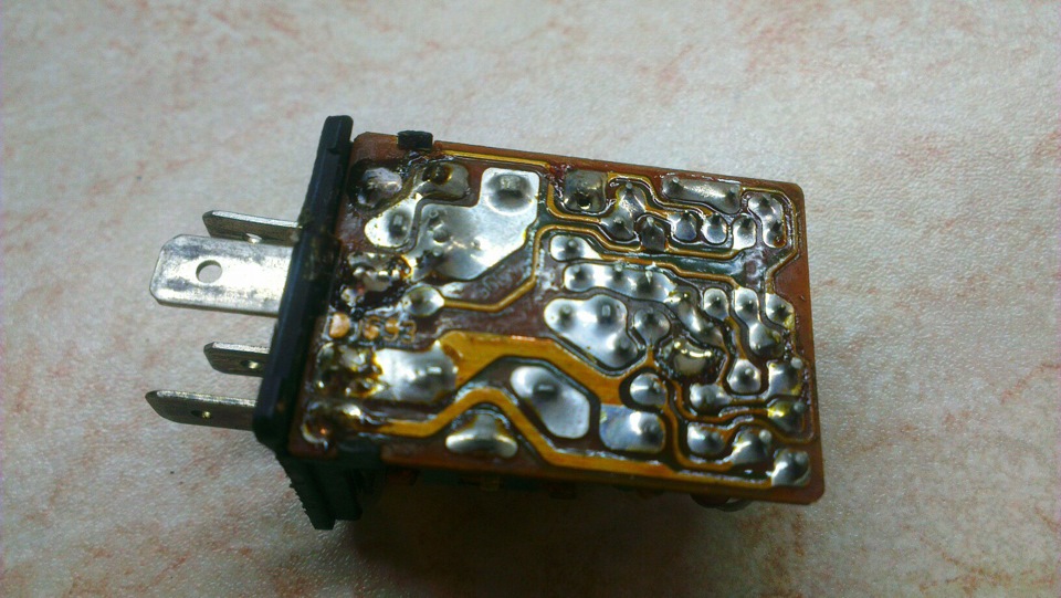 Реле прерывателя поворотов. — BMW 3 series (E30), 1,8 л, 1984 года ...